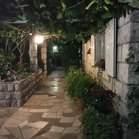 House In Flowers Apartment Korcula Town